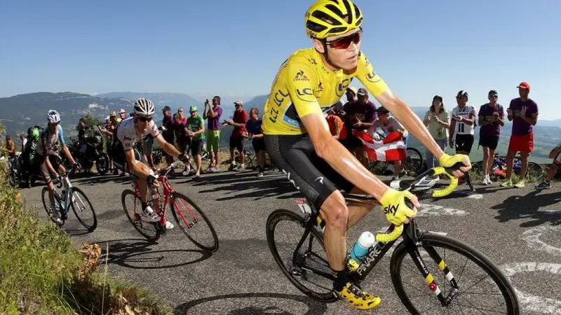 El ciclista del maillot amarillo en cabeza El ciclista del maillot amarillo en cabeza
