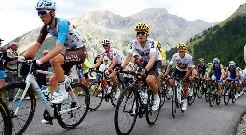 El ciclista del maillot amarillo en cabeza