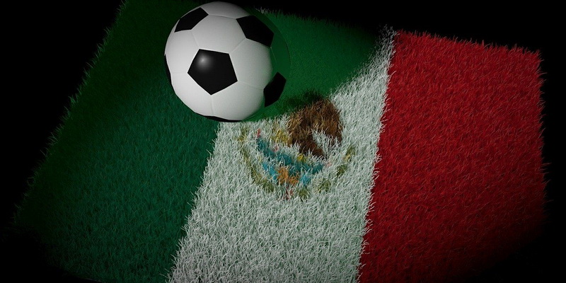 Fútbol y bandera de México